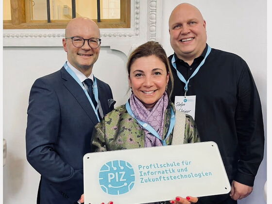 Gruppenbild mit Herrn Unger, Frau Demir und Herrn Steiner