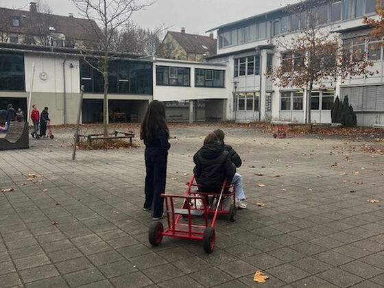 Schüler mit Spielgeräten im Pausenhof