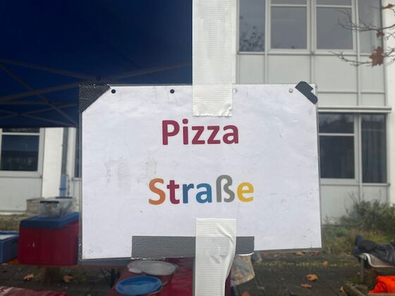 Einlaminiertes Schild: Pizza Straße