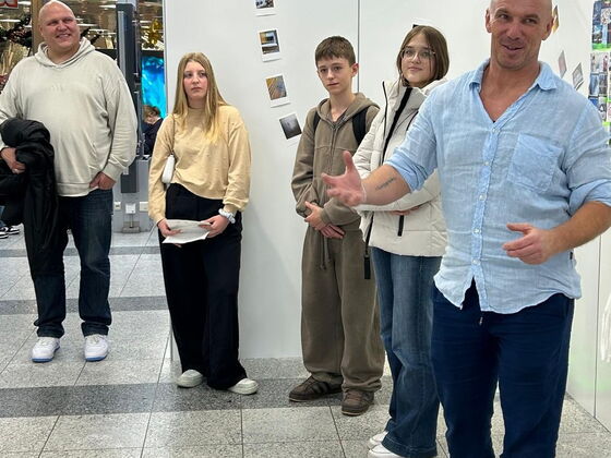 Inmitten der Ausstellung im Donau-Einkaufszentrum Regensburg