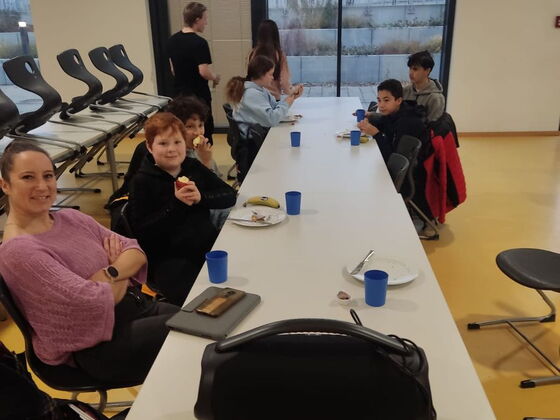 Gemütliches Beisammensein am Frühstückstisch