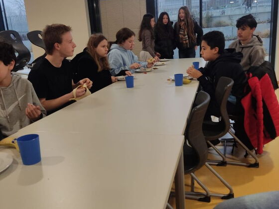 Gemütliches Beisammensein am Frühstückstisch