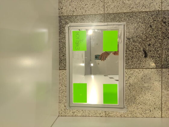 Ein Spiegel am Boden