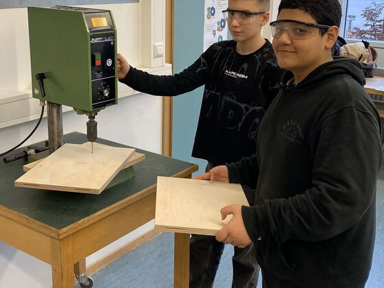 Zwei Schüler an der Ständerbohrmaschine