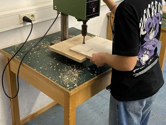 Ein Schüler bohrt ein Loch
