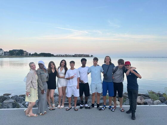 Gruppenbild der 8M vor dem Meer