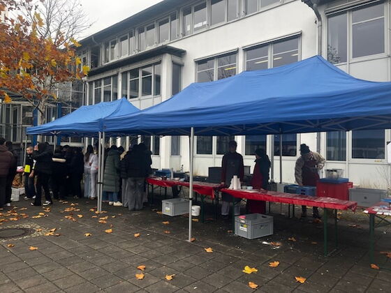 Biertische aufgereiht unter großen Pavillons