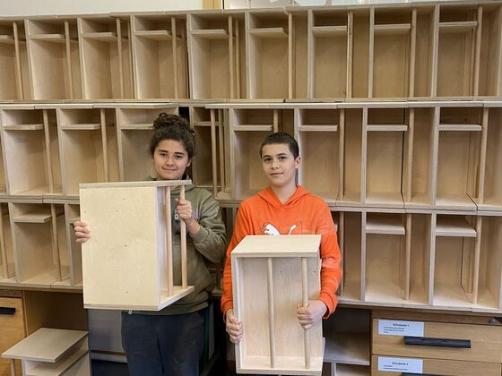 Zwei Schüler mit fertigen Projekten