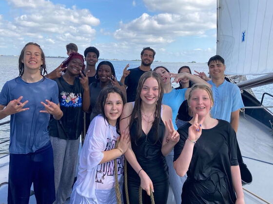 Gruppenbild der 8M auf dem Segelschiff
