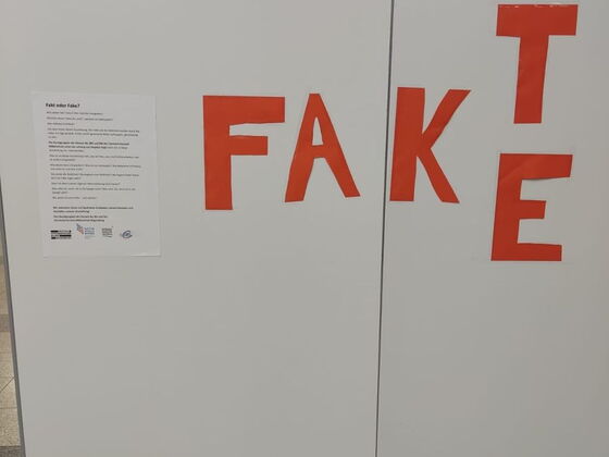 Roter Schriftzug Fake/Fakt auf einer Ausstellungswand