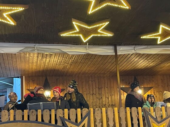 Einige Schüler auf der Bühne des Weihnachtsmarktes