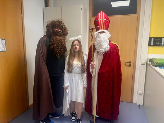 Der heilige Nikolaus in Begleitung eines Engelchens und dem Krampus