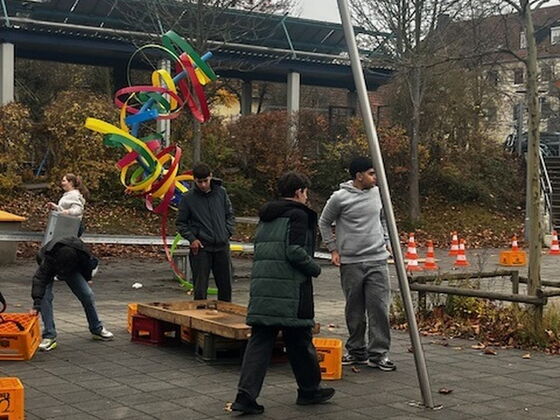 Schüler bei einer Spielstation im Pausenhof