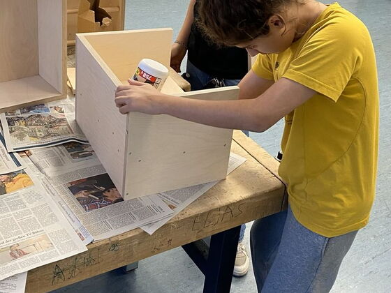 Zwei Schüler arbeiten mit Holzleim