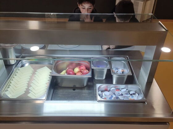 Schüler suchen sich etwas am Frühstücksbuffet aus