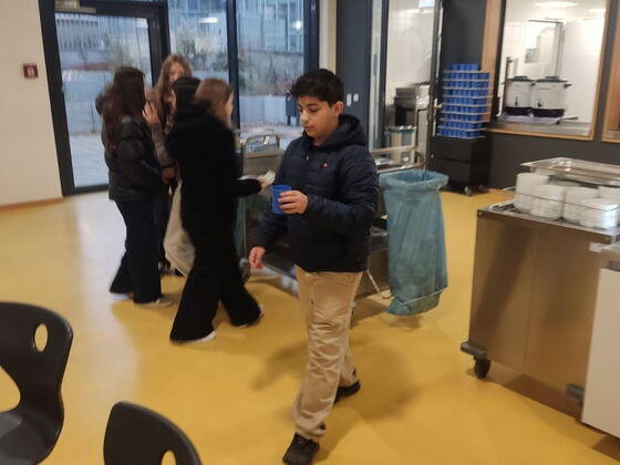 Schüler auf dem Weg vom Buffet zum Sitzplatz