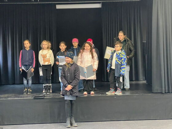 Eine Gruppe Schüler auf der Bühne