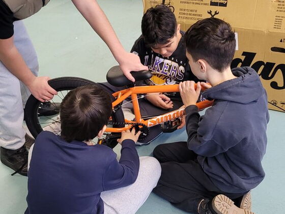 Schüler schrauben an einem Fahrrad