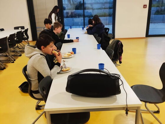 Schüler am Frühstückstisch